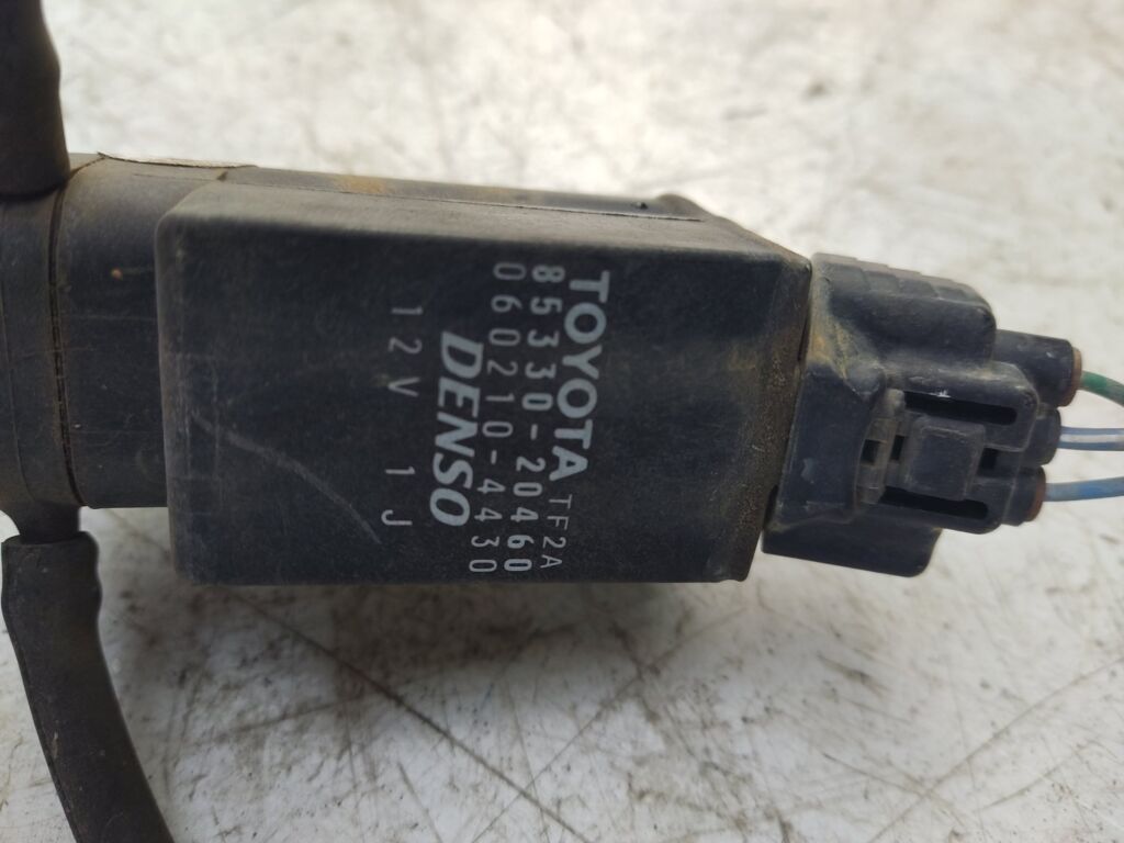 Насос омывателя стекла на Toyota 85330-20460  85330-52030