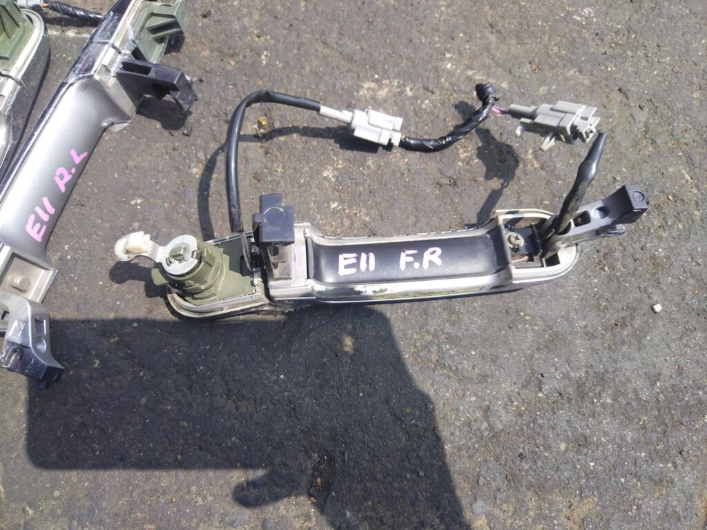 Ручка двери на Nissan Note E11