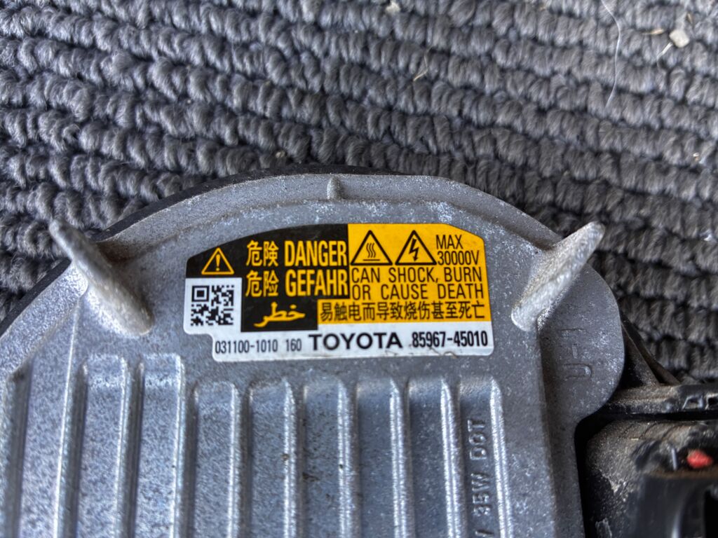 Блок розжига ксенона на Toyota Camry AVV50 85967-45010
