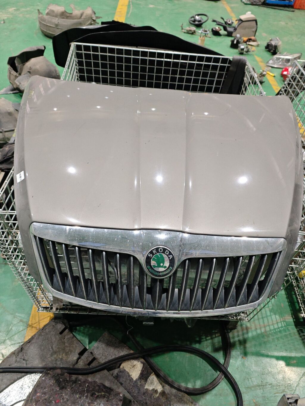 Капот на Skoda Octavia