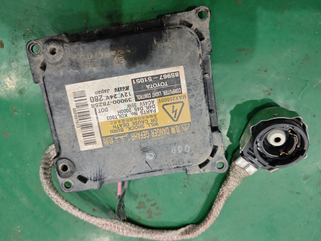 Блок розжига ксенона на Toyota Camry ACV40 85967-51051