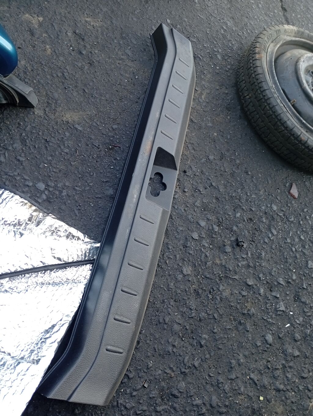 Обшивка багажника на Nissan Note E11 84992-1U600, Заднее Нижнее расположение
