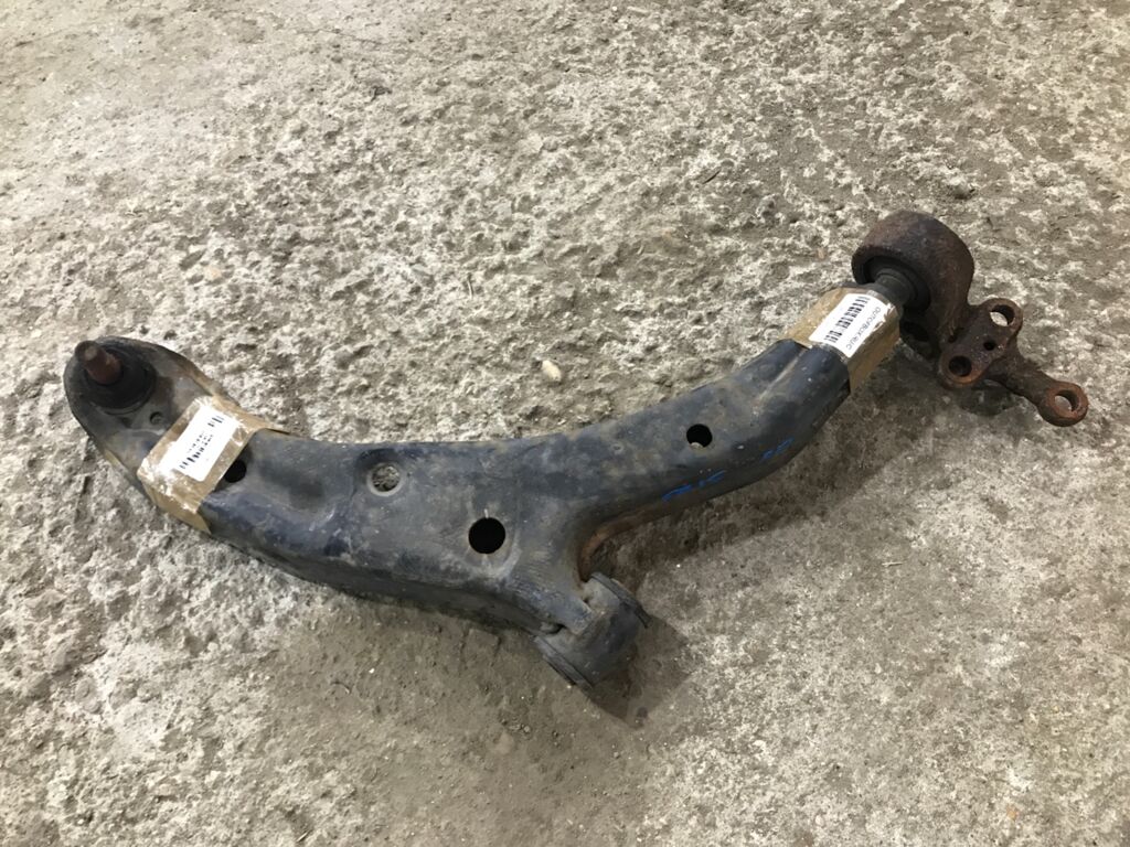 Рычаг на Nissan Sunny FB15 54500-4M400  54500-4M401  54500-4M410  54500-4M411  54500-4M500  54500-4M501  54500-WD000  54500-WD001  SH-49067  UQ-075-7540  UQ-075FR-QG10, Переднее Правое расположение