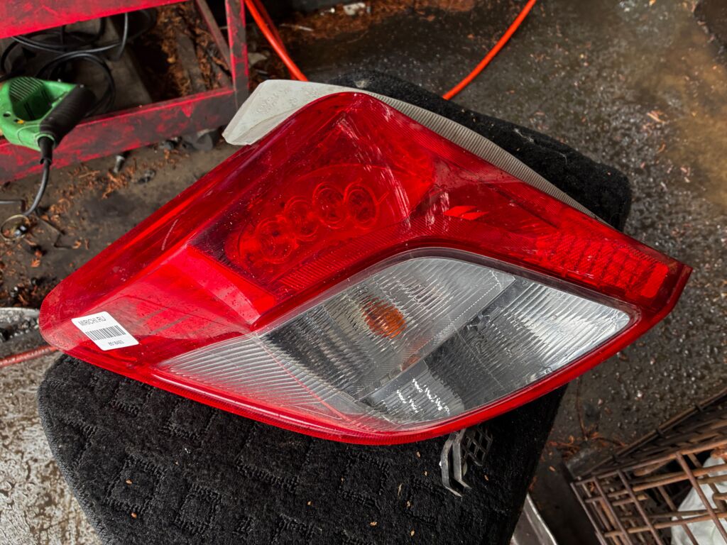 Стоп на Toyota Vitz NSP130 52-228, Левое расположение