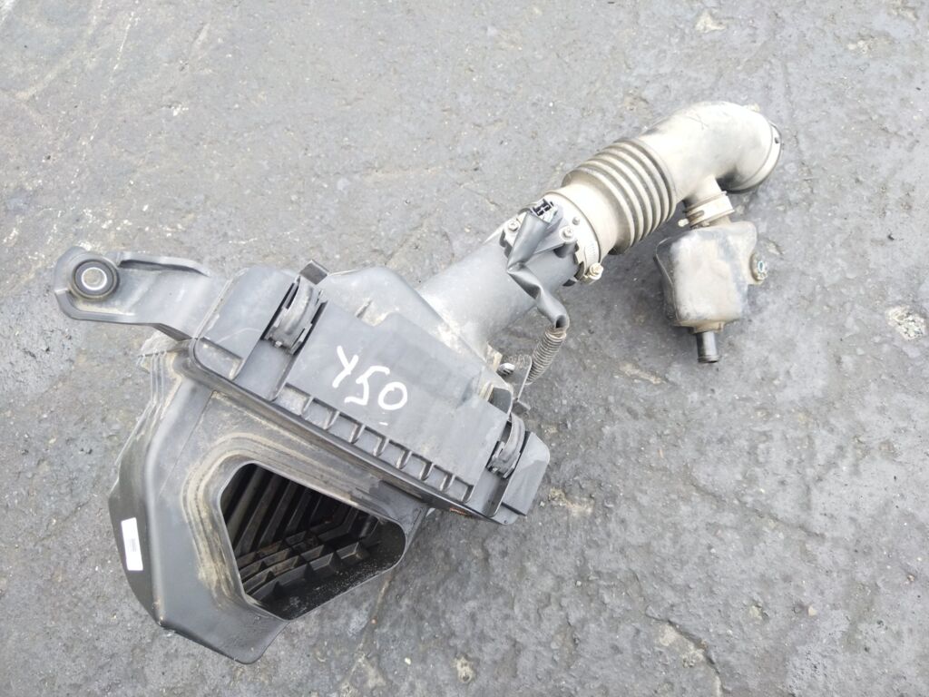 Корпус воздушного фильтра на Nissan Fuga Y50 VQ25DE