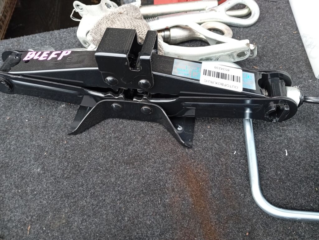 Домкрат на Mazda Axela BLEFP