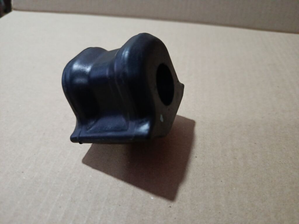 Втулка стабилизатора 48815-12370, 48815-02140 на Toyota Corolla ZRE151L Фото 2