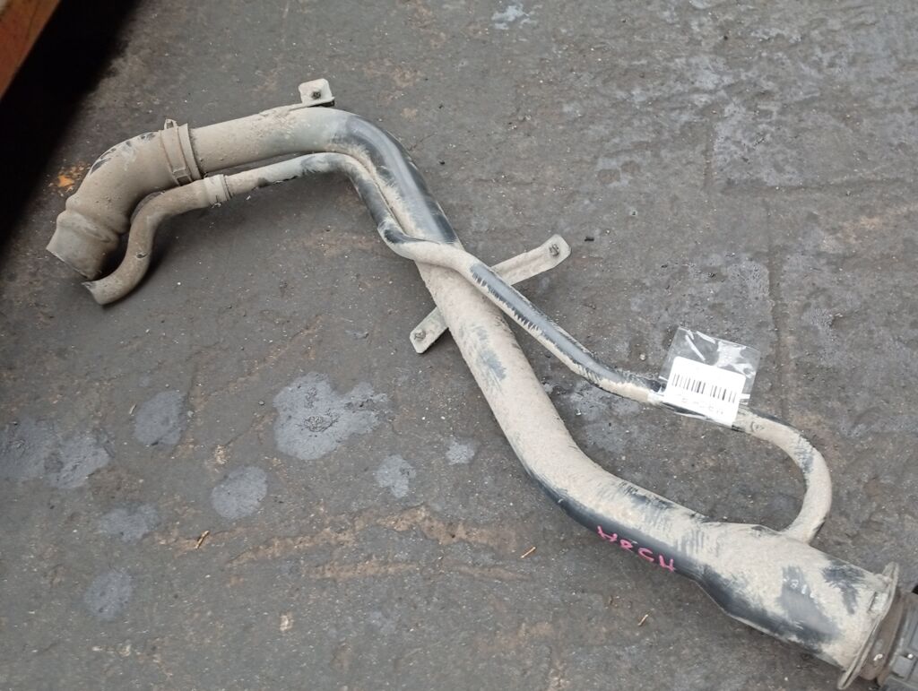 Заливная горловина топливного бака на Mitsubishi Pajero Mini H58A 4A30