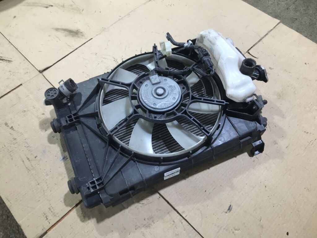 Радиатор ДВС на Toyota Pixis Mega LA700A KF-VE4