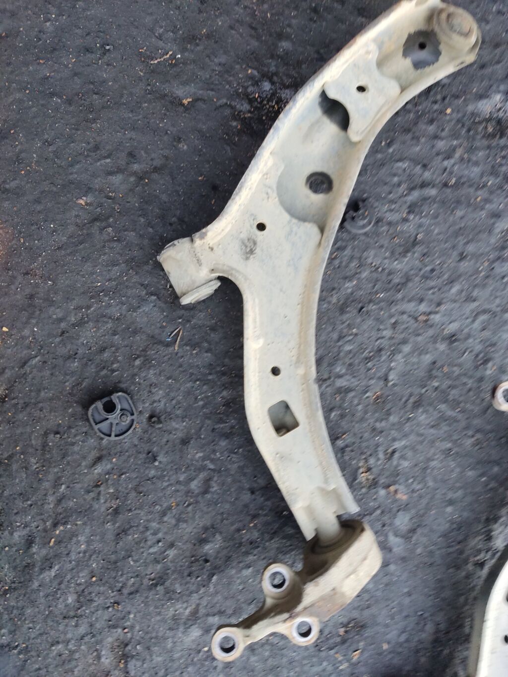 Рычаг на Nissan Ad Van VY11 QG13DE 54501-4M400  54501-4M401  54501-4M410  54501-4M411  54501-4M500  54501-4M501  54501-WD000  54501-WD001  SH-49068  UQ-075-2579  UQ-075FL-QG10, Переднее Левое расположение