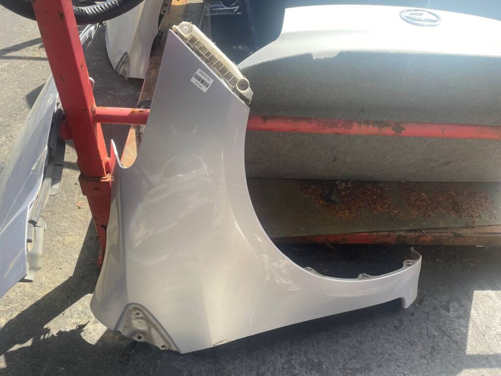 Крыло переднее на Toyota Vitz KSP90, Правое расположение