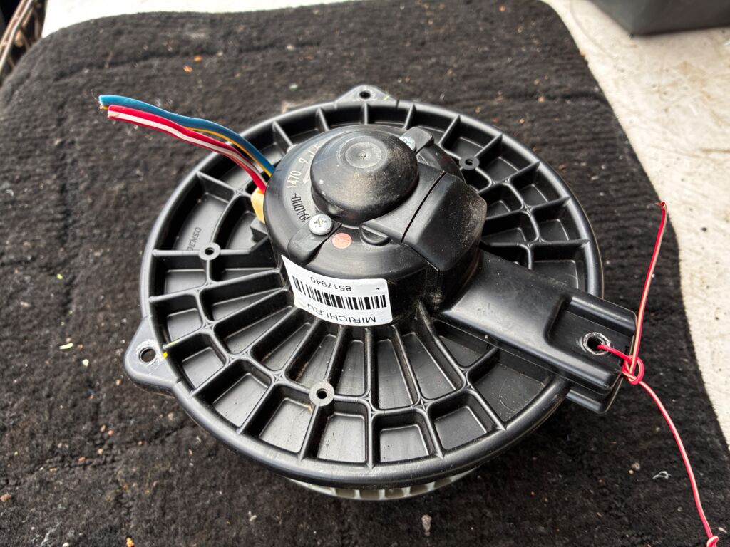 Мотор печки на Mitsubishi Grandis NA4W