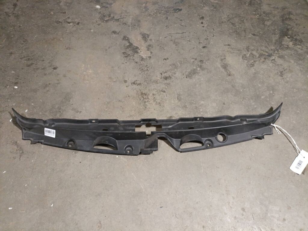 Защита замка капота на Toyota Wish ZNE10G 1ZZ-FE 53292-68010
