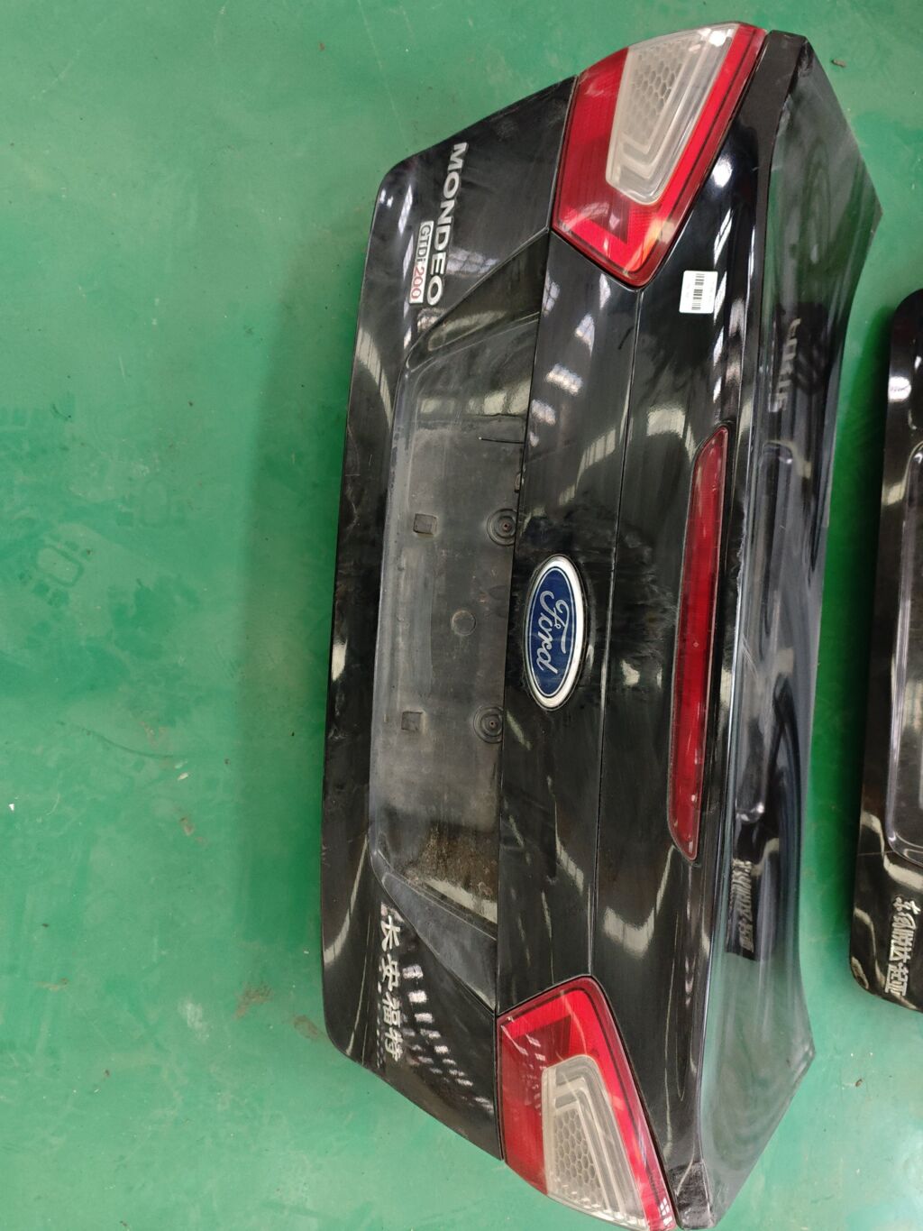 Крышка багажника на Ford Mondeo 4