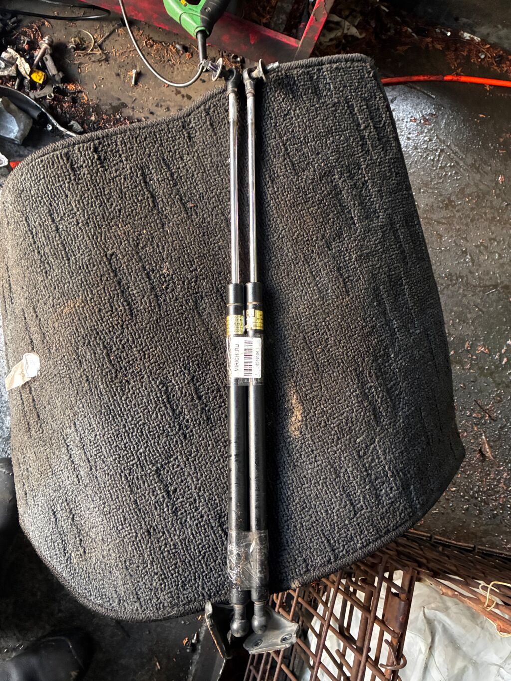 Амортизатор двери на Toyota Probox NCP51V