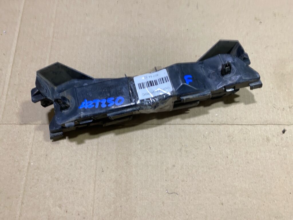 Крепление бампера на Toyota Avensis AZT250 52536-05020, Переднее расположение