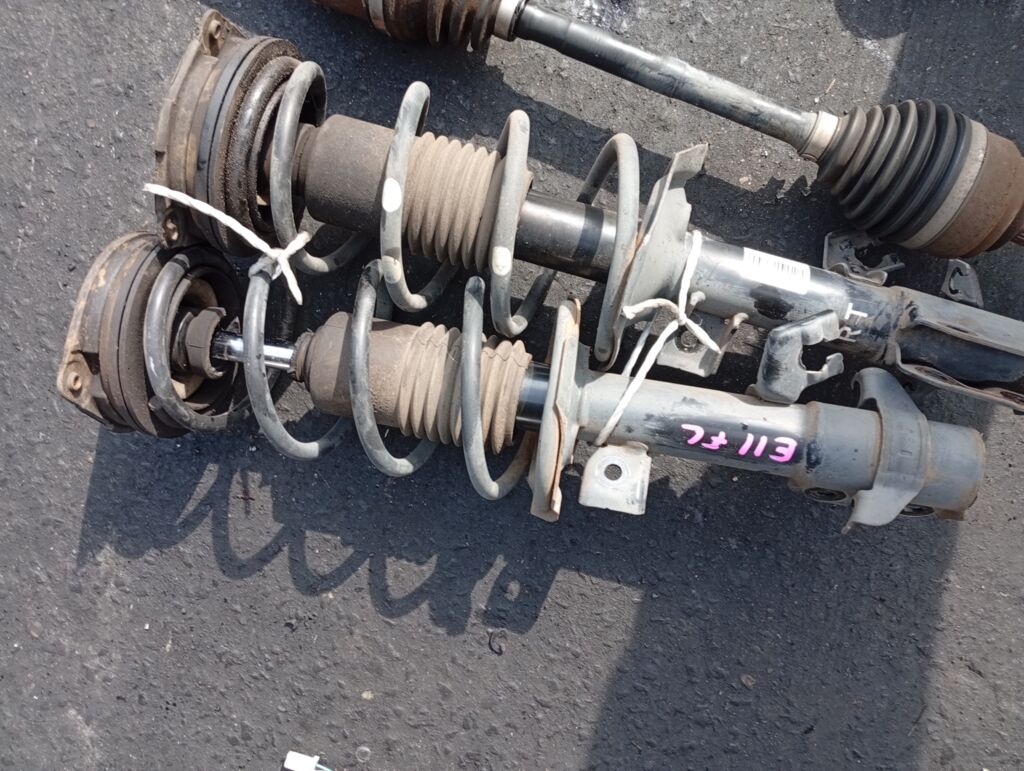 Стойка амортизатора на Nissan Note E11 HR15DE Фото 2