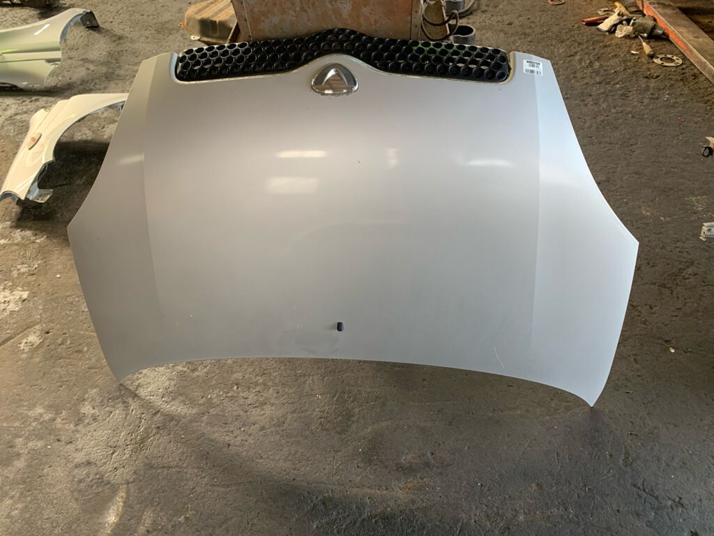Капот на Toyota Vitz SCP10