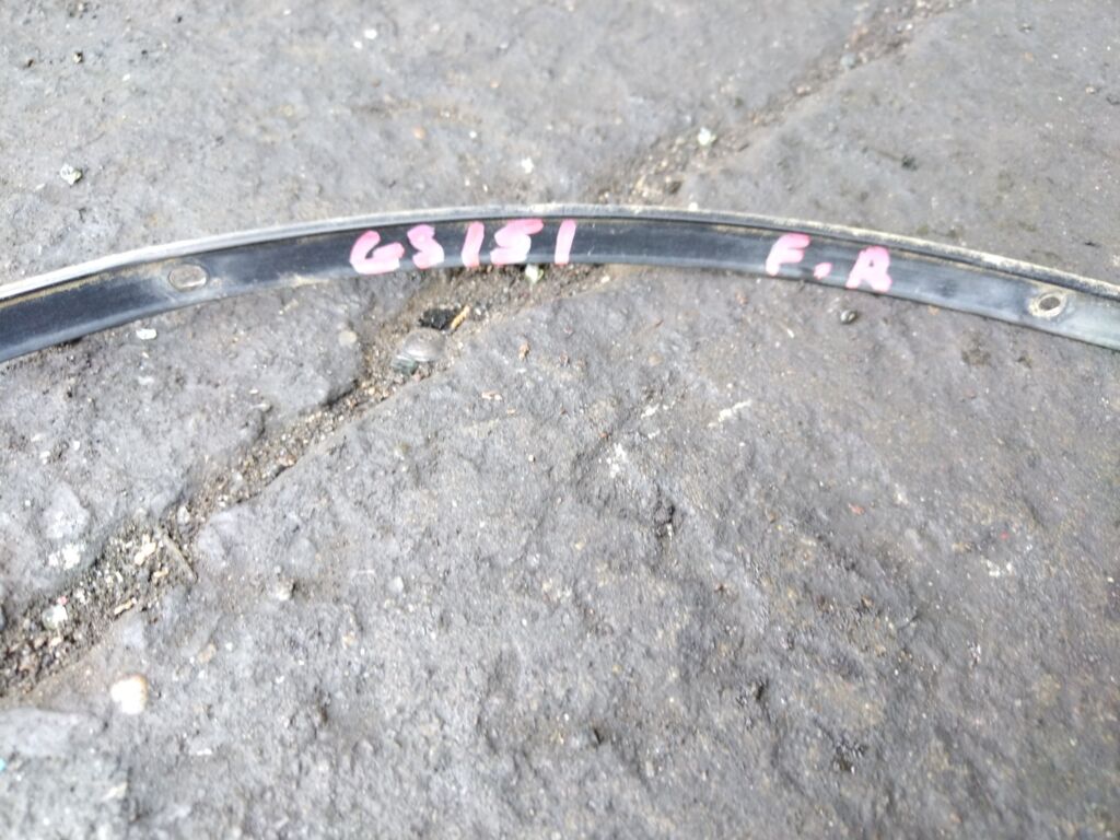 Молдинг на кузов на Toyota Crown GS151, Переднее Правое расположение