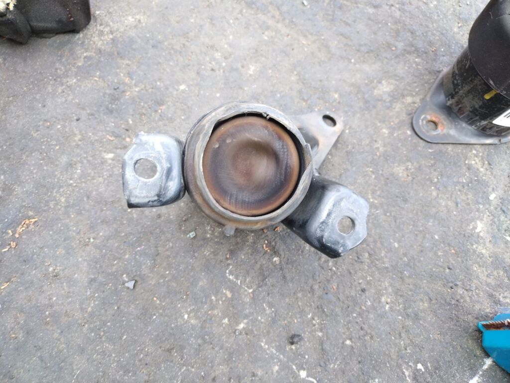 Подушка двигателя на Toyota Noah AZR60G 1AZ-FSE, Переднее Правое расположение