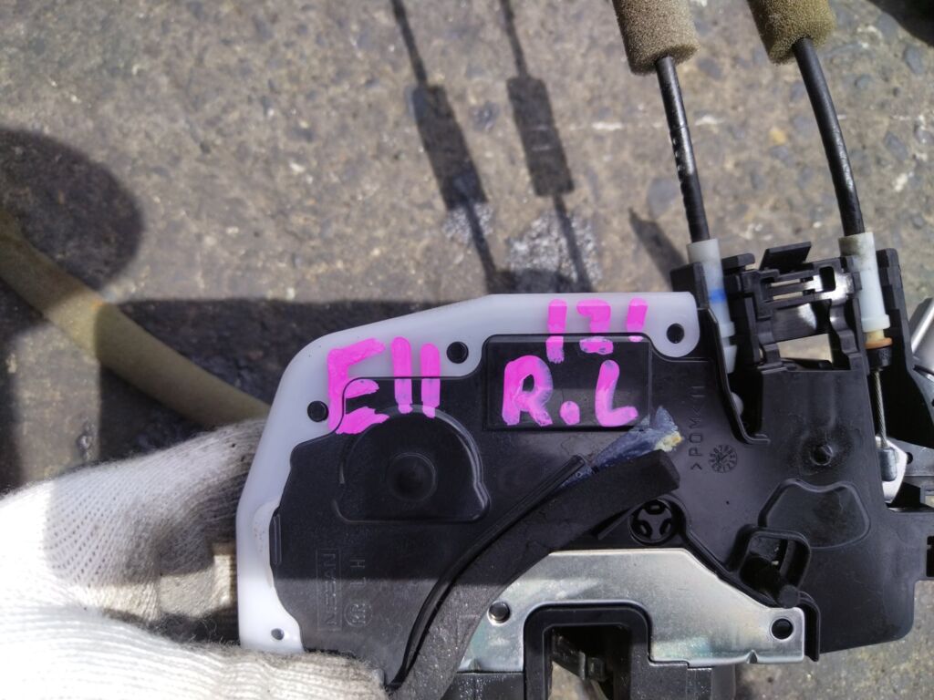 Замок двери на Nissan Note E11, Заднее Левое расположение