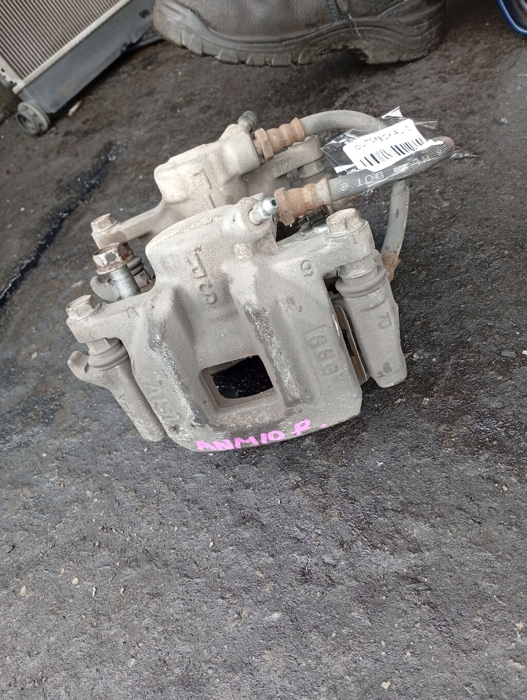 Суппорт на Toyota Isis ANM10G 1AZ-FSE, Заднее расположение