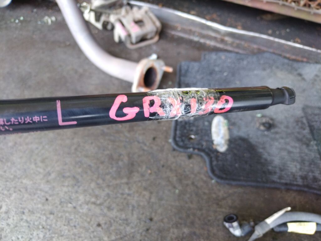 Амортизатор багажника на Toyota Mark X GRX130