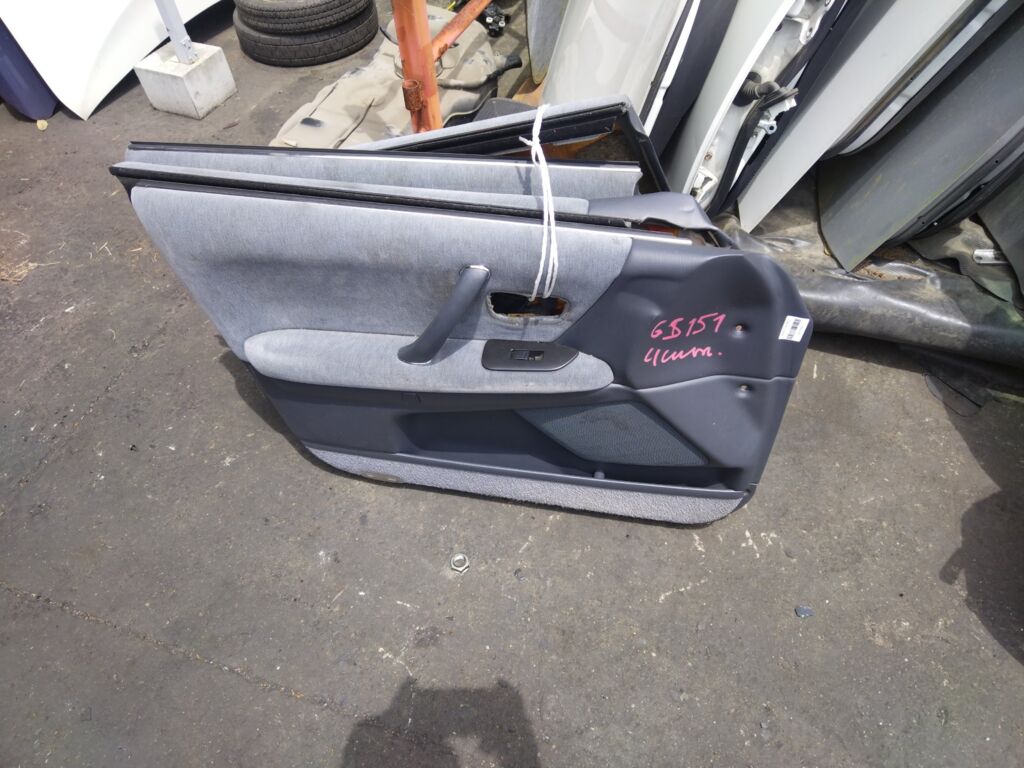 Обшивка двери на Toyota Crown GS151