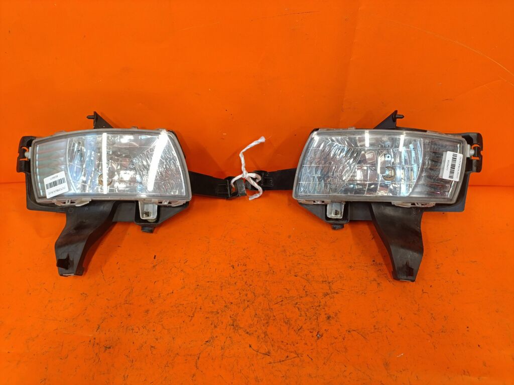 Туманка бамперная на Toyota Isis ANM10G 12-495