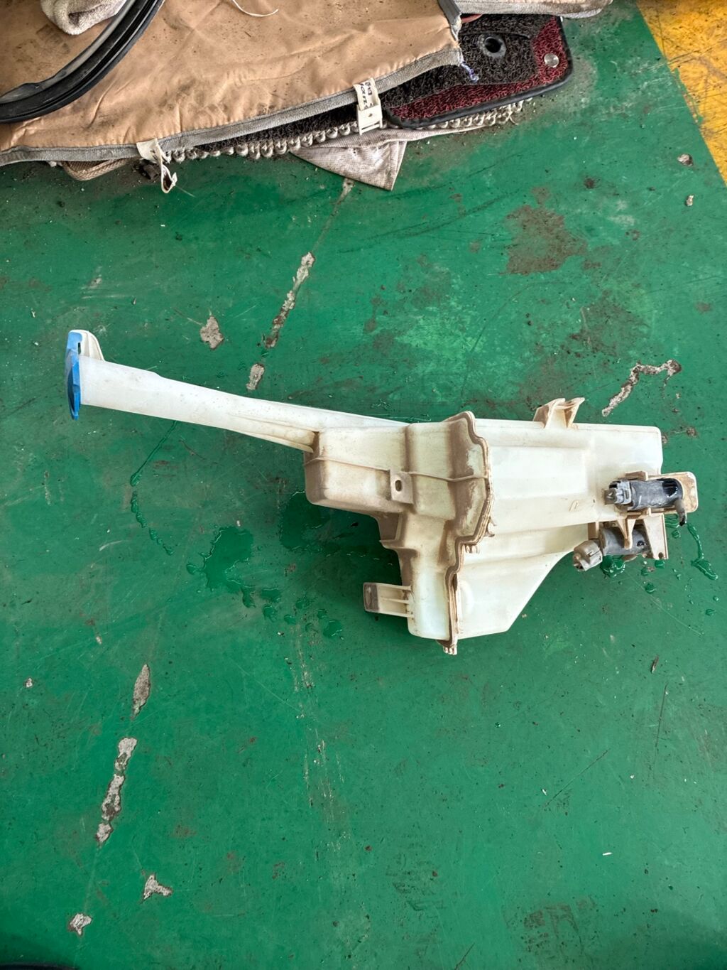 Бачок омывателя на Kia Sportage SL 98610-4T000  98510-2S100  98510-2S000