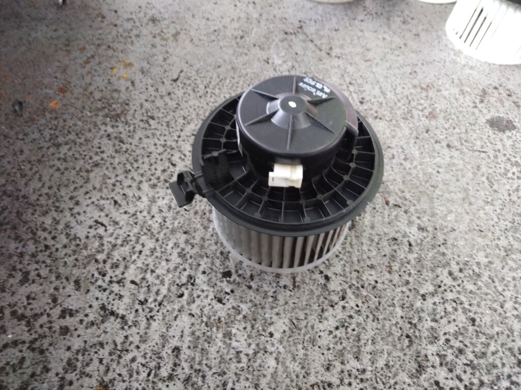 Мотор печки на Nissan Note E11