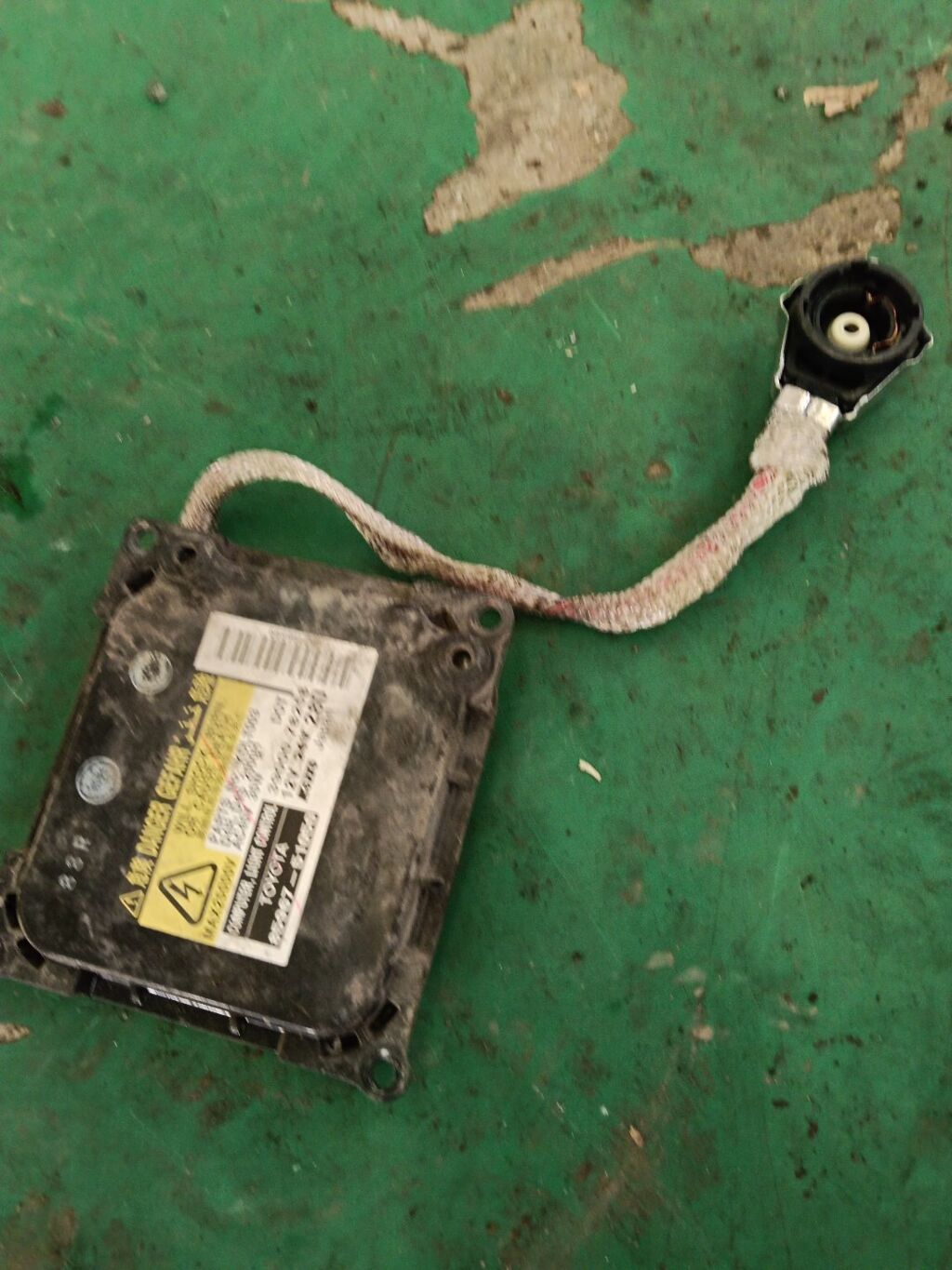 Блок розжига ксенона 85967-51050 на Toyota Camry ACV40 Фото 2