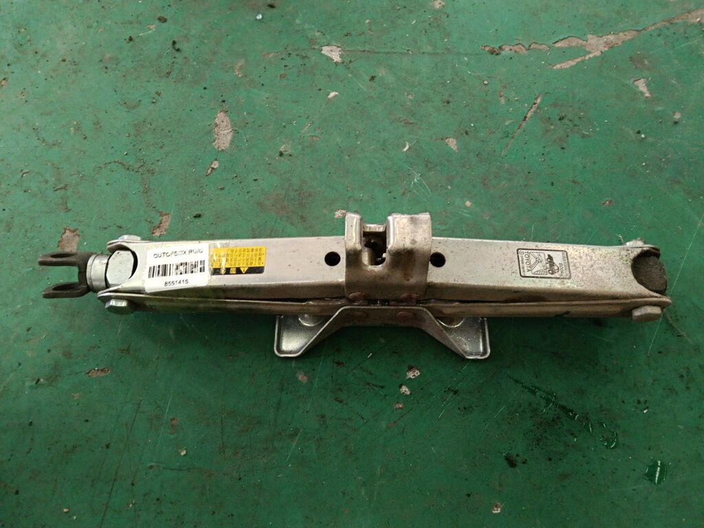 Домкрат на Toyota Corolla ZZE150L