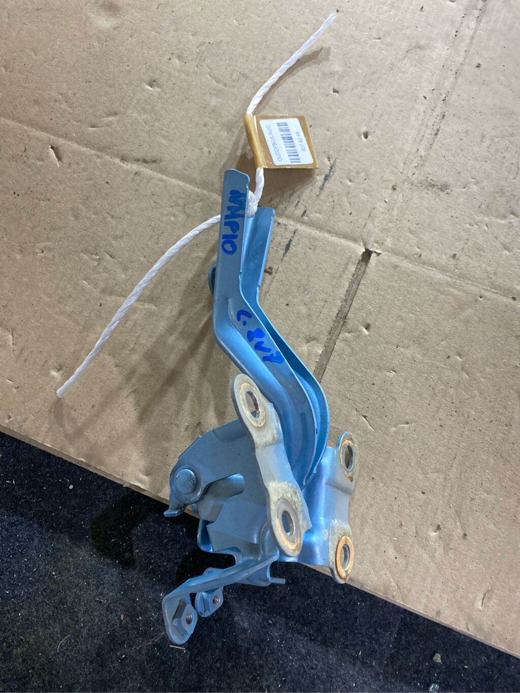 Крепление капота на Toyota Aqua NHP10