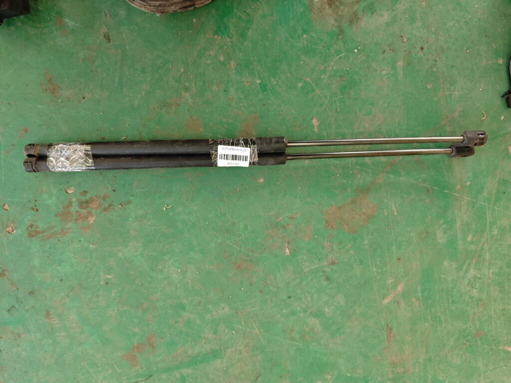 Амортизатор двери на Skoda Octavia A5 1Z 1Z5827550  1ZD827550