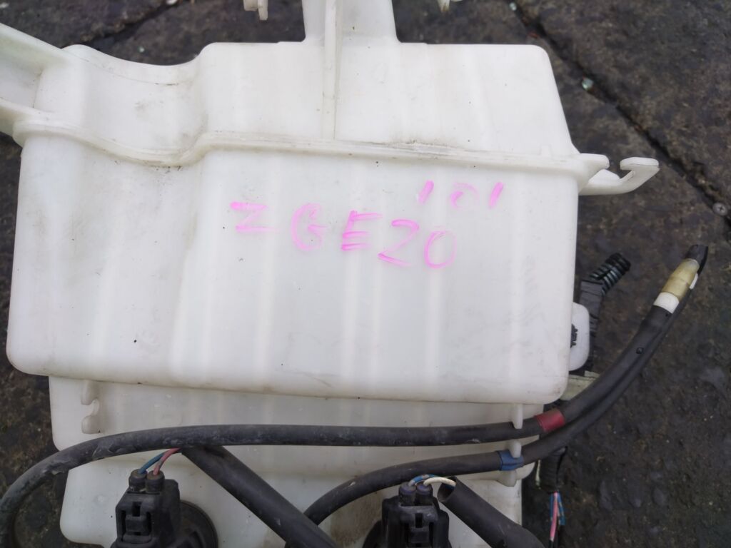 Бачок омывателя на Toyota Wish ZGE20G 85315-68020