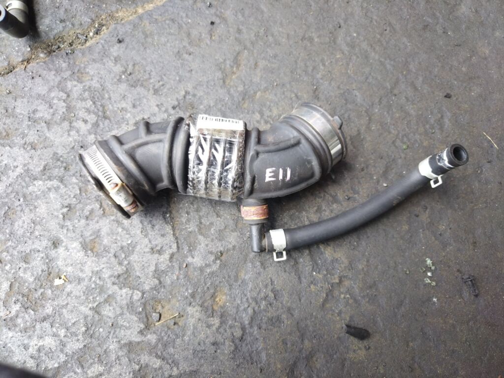 Патрубок воздушн.фильтра на Nissan Note E11 HR15DE 16578 ED000  16578 ED00A