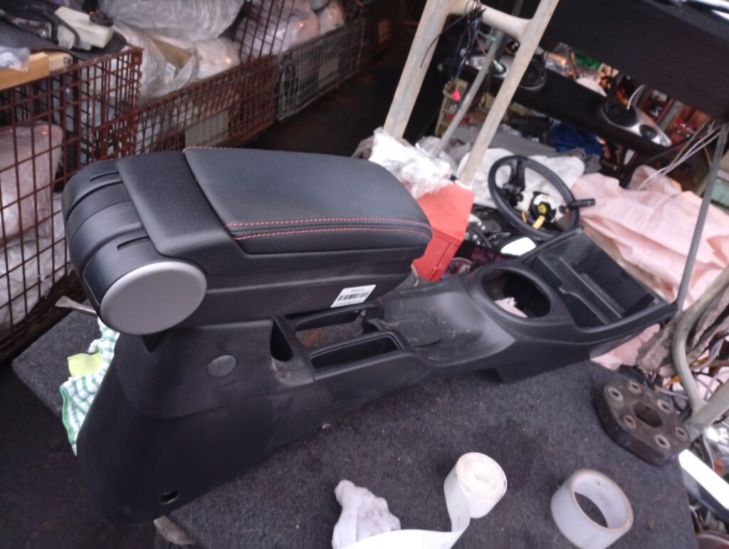 Подлокотник на Honda Fit GE6, Переднее расположение