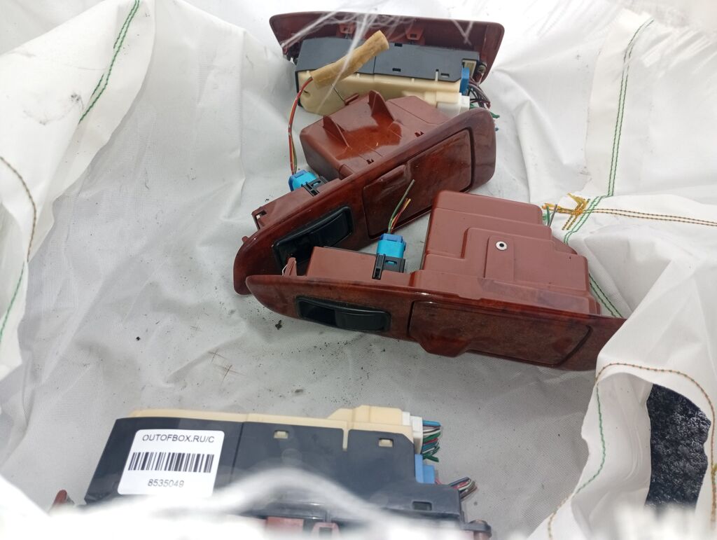 Блок упр-я стеклоподъемниками на Toyota Crown JZS175