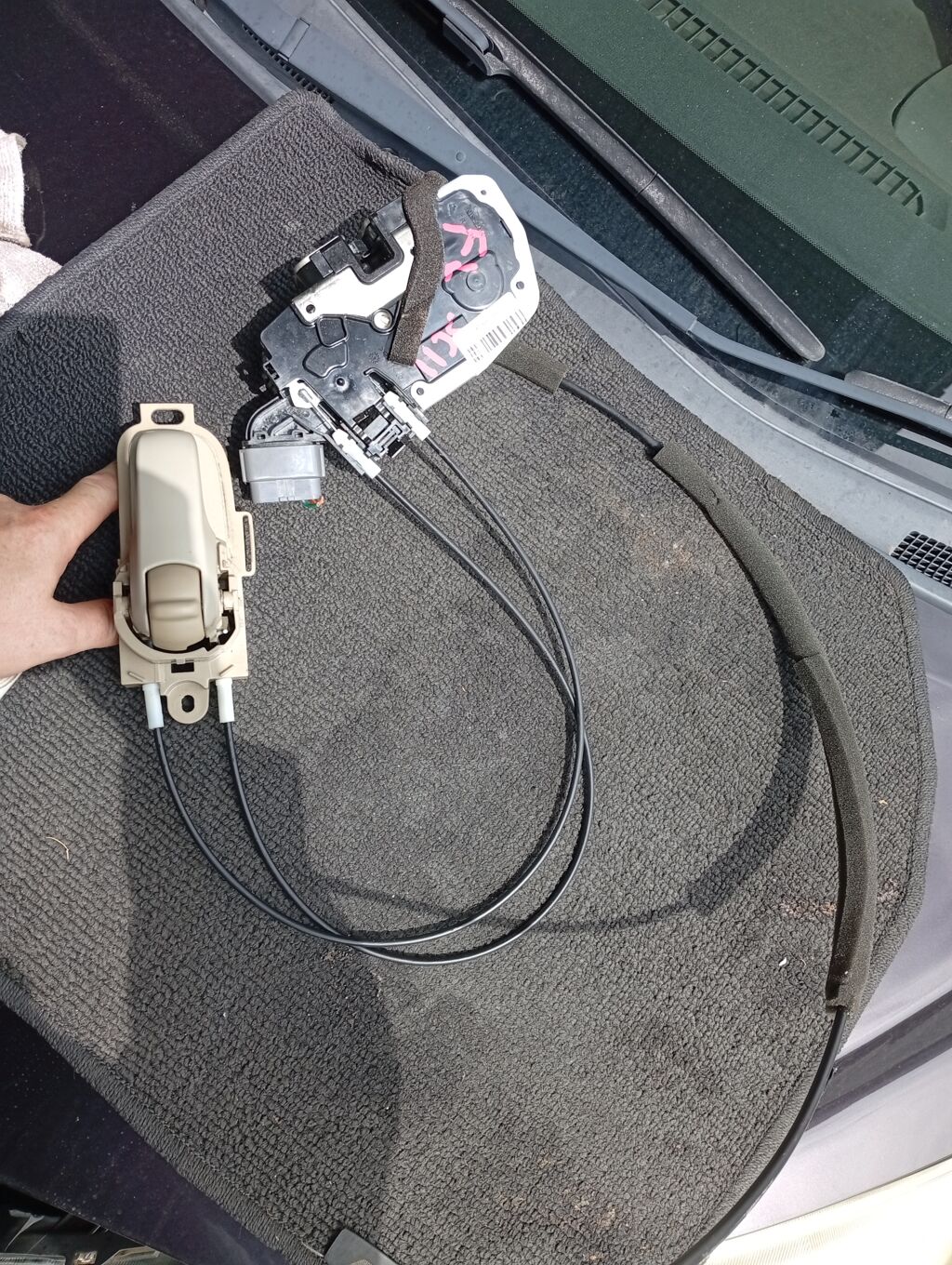 Замок двери на Nissan Tiida Latio SC11, Переднее Левое расположение