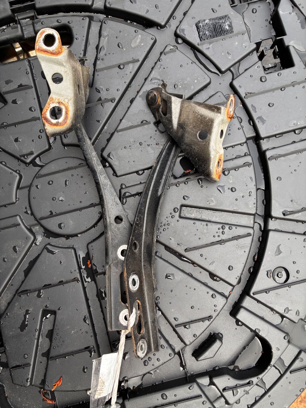 Крепление капота на Honda Fit GE6