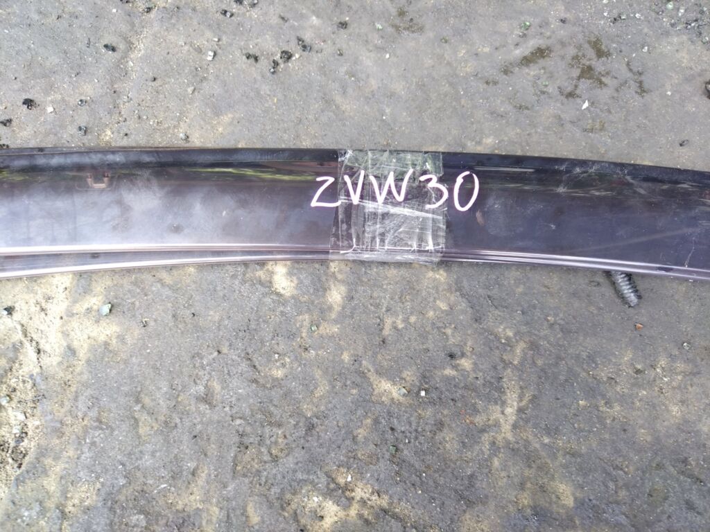 Ветровик на Toyota Prius ZVW30