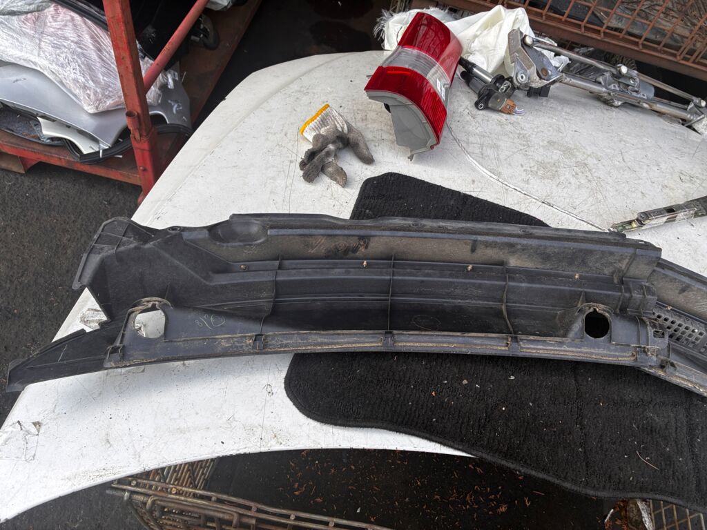 Решетка под лобовое стекло на Toyota Lite Ace S402M 55782-BZ070