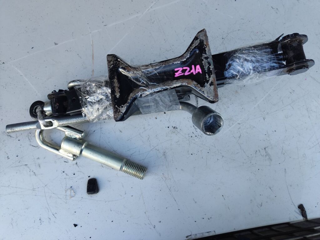 Домкрат на Mitsubishi Colt Z21A