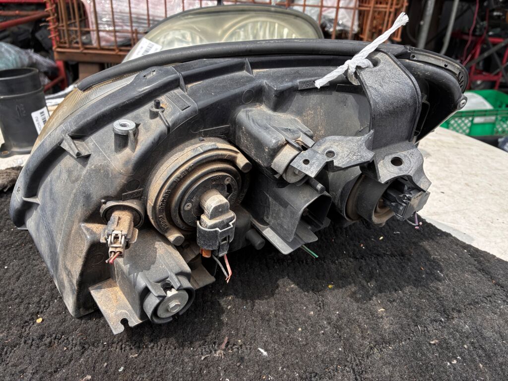 Фара на Nissan Tino HV10 100-63523, Правое расположение