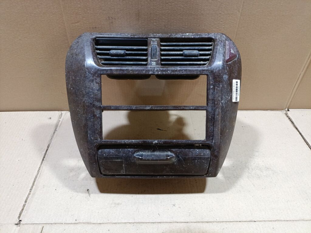 Консоль магнитофона на Mitsubishi Chariot Grandis N94W Фото 3