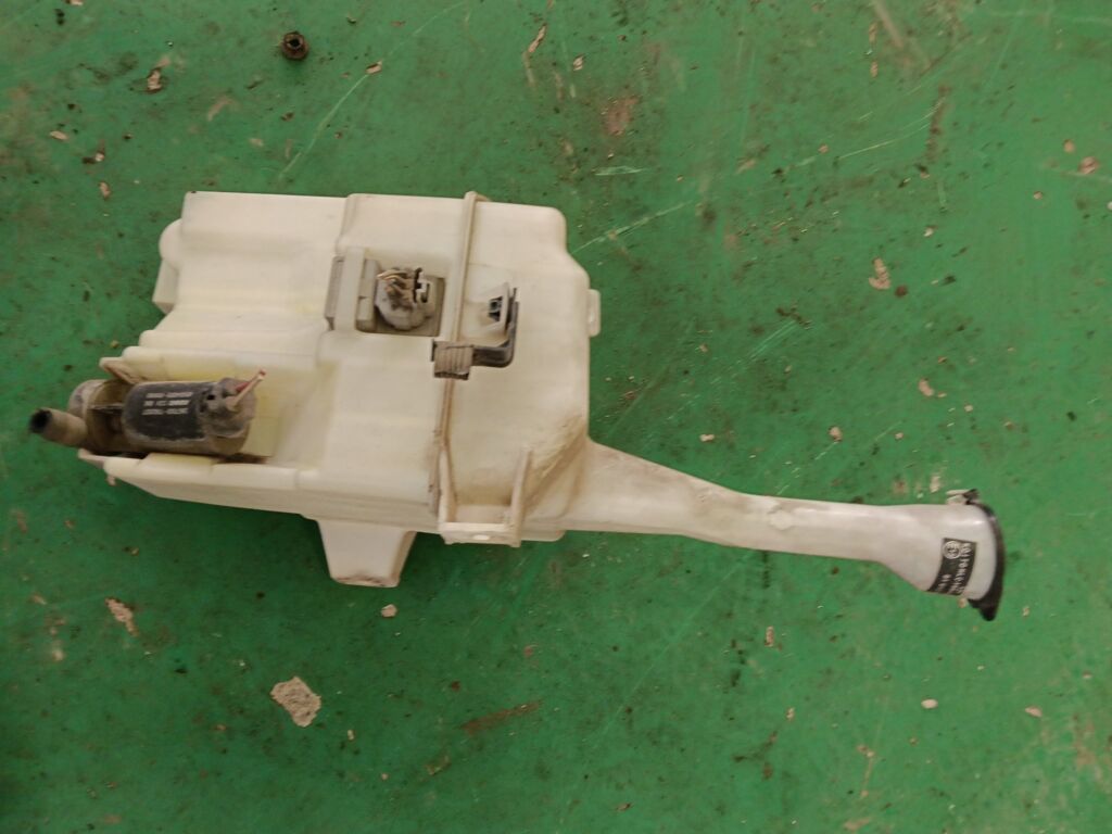 Бачок омывателя на Toyota Camry ACV40 36705-78207  85942-30020  85330-0D010  AC060851-230