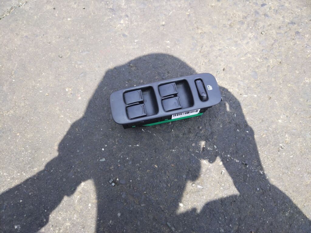 Блок упр-я стеклоподъемниками на Suzuki Chevrolet Cruze HR52S 37990-82G3, Переднее Правое расположение