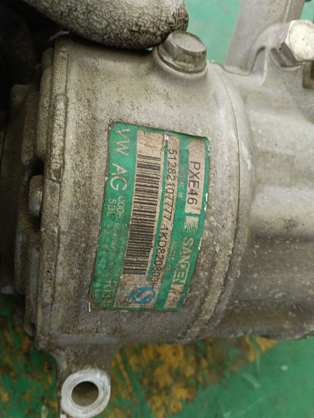 Компрессор кондиционера на Skoda Octavia 1Z 1KD820803H