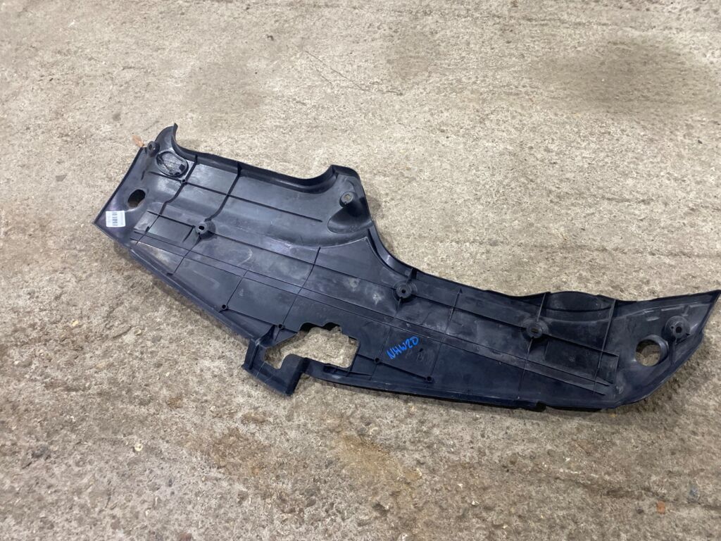 Защита замка капота на Toyota Prius NHW20 53289-47010